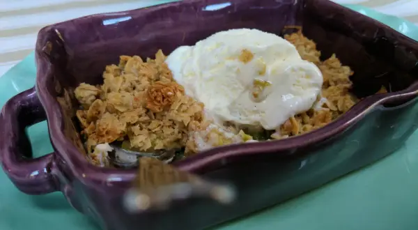 En härlig glutenfri rabarberpaj med en klick vaniljglass. Perfekt för en sommardessert.