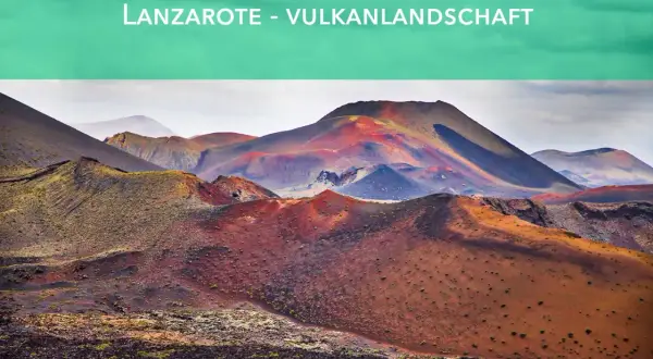 Lanzarote Vulkanlandschaft: Ein Traumziel für Backpacking im Oktober. Die roten und braunen Hügel erstrecken sich bis zum Horizont.