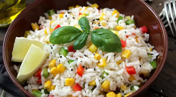 Salade de riz : réussissez-la sans qu'elle colle ! Recettes & astuces