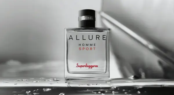 Flakon Chanel Allure Homme Sport z kroplami wody. Zapach dla mężczyzn, który podkreśla dynamikę i elegancję.
