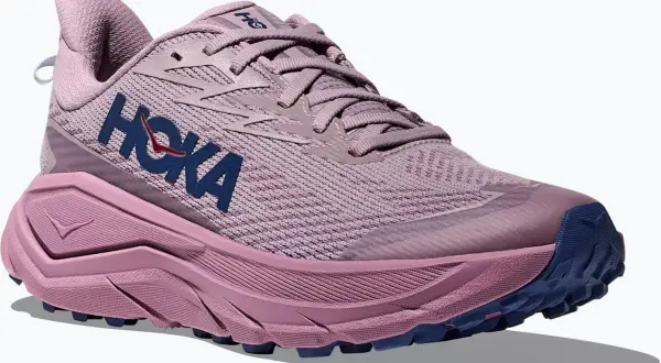 Różowe buty do biegania Hoka z granatowym logo. Idealne dla kobiet, które szukają komfortu i wsparcia w swoim rankingu obuwia sportowego.