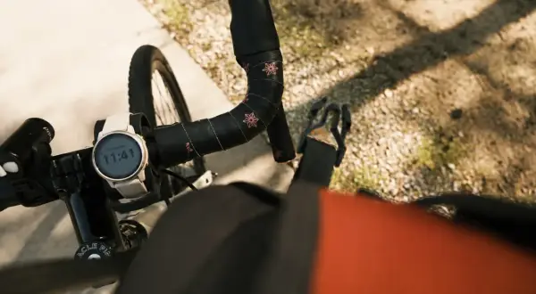 Zegarek na kierownicy roweru pokazuje czas, gotowy do planowania trasy rowerowej GPX.