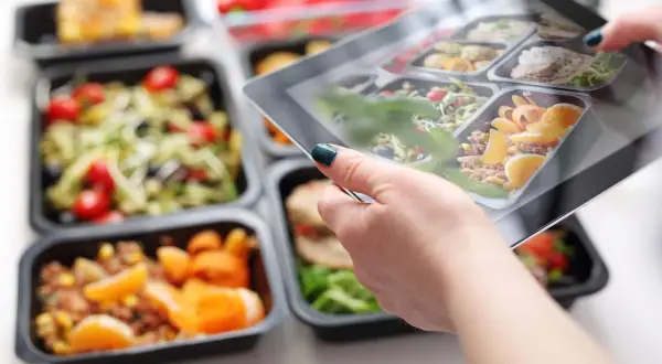 Catering dietetyczny co to? Poznaj korzyści i rodzaje diet
