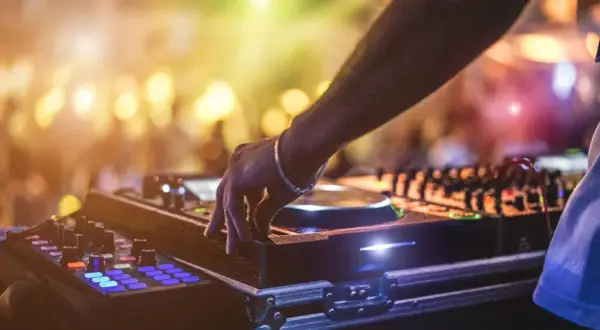 Ile kosztuje DJ na imprezę? Ceny, które zaskoczą i pomogą w wyborze