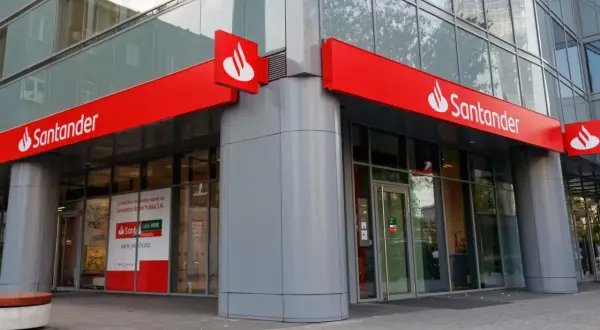 Nowoczesny budynek banku Santander z czerwonymi neonami. Wkrótce zmiana nazwy na Santander Bank Polska S.A.