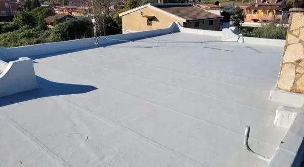 Tetto piano con impermeabilizzazione su guaina ardesiata, protetto da intemperie e sole.