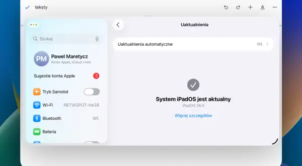 Na ekranie iPada widoczna jest informacja "System iPadOS jest aktualny", wersja iPadOS 26.0.