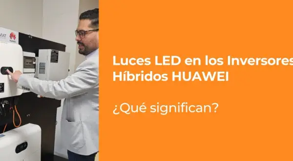 Hombre interactuando con un inversor híbrido HUAWEI, mostrando las luces LED.