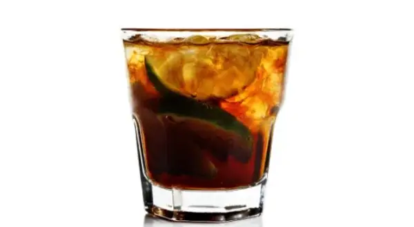 Ile kalorii ma drink wódka z colą? Zaskakujące fakty o kaloriach