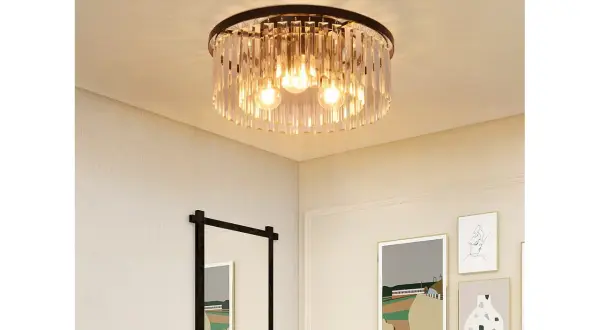 Eleganckie lampy sufitowe do sypialni inspiracje: kryształowy żyrandol rozświetla wnętrze, dodając blasku.