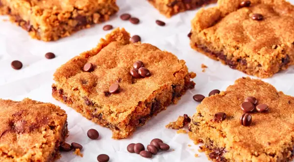 Saftige Blondies mit Schokostückchen, perfekt für Ihr nächstes blondies rezept. Goldbraun gebacken und unwiderstehlich lecker.