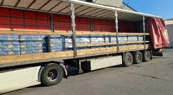 Naczepa ciężarówki załadowana workami cementu. Zastanawiasz się, ile waży paleta?