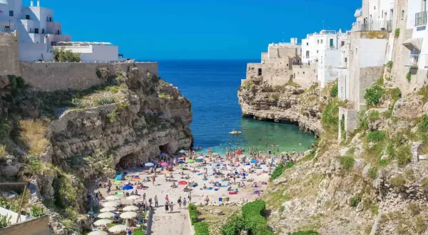 Piękna plaża w Polignano a Mare, idealne miejsce na relaks po podróży z Bari.
