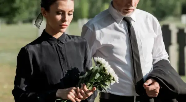 Ile kosztuje piwniczka na cmentarzu? Ceny i ważne informacje