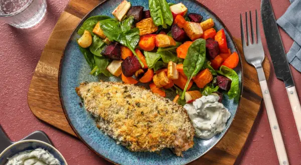 Panerad fisk med ugnsrostade rotfrukter och en fräsch sallad. Perfekt mat utan kolhydrater för en hälsosam måltid.