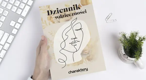 Dziennik wdzięczności z minimalistyczną twarzą i kwiatami. Dowiedz się, jak prowadzić dziennik wdzięczności, by doceniać małe rzeczy.