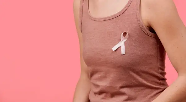 Brustkrebs-Aufklärung: Ein rosa Band auf einem Tanktop symbolisiert Hoffnung. Ki-67-Werte helfen bei der Brustkrebs-Prognose.