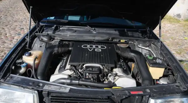 Silnik V8 4.2 Audi, serce potężnej maszyny, gotowe do drogi.