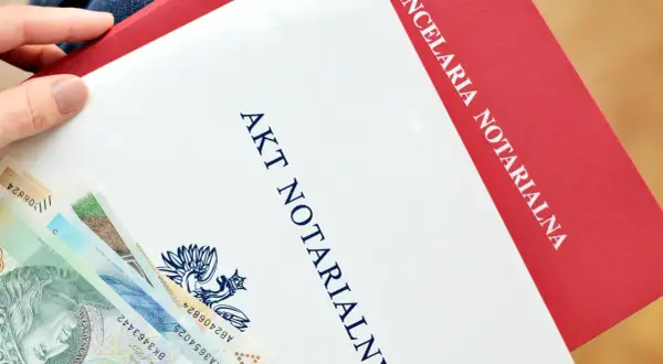 Akt notarialny i polskie banknoty. Kancelaria notarialna oferuje usługi, w tym depozyt notarialny.