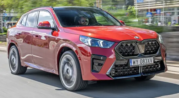 Czerwone BMW X2 w ruchu miejskim. Sprawdź aktualną bmw x2 cena i dostępne konfiguracje.