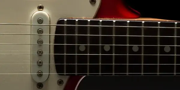 Gitara elektryczna: 6, 7, 8 czy 12 strun? Wybierz idealną!