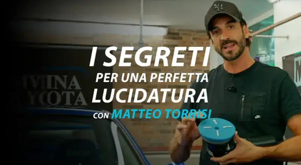 Matteo Torrisi mostra i segreti per una perfetta lucidatura auto professionale, tenendo in mano un tampone lucidante.
