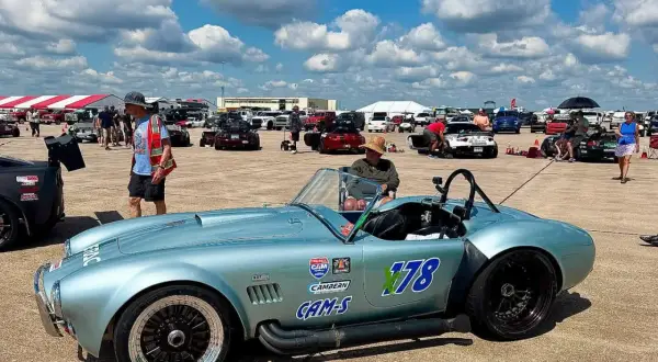 Błękitny Shelby Cobra z numerem 178 na torze wyścigowym, gotowy do startu.