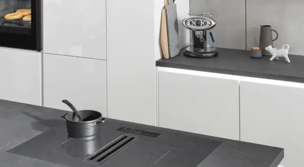 Encimeras porcelánicas modernas en cocina minimalista. Variedad de tipos de encimeras porcelanicas, con cafetera y horno.