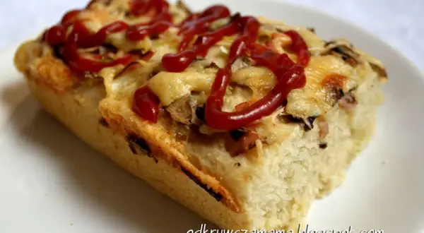 Ile piec pizzę na cieście drożdżowym? Odkryj czas i temp. na chrupiący spód!