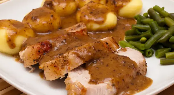 Krojone mielone w sosie, podane z ziemniakami i fasolką szparagową. Idealny sos do mielonych na obiad.