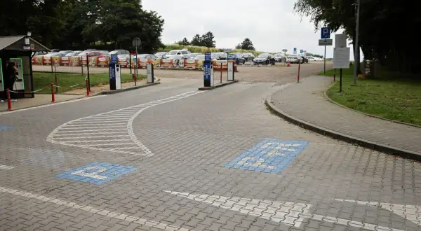 Parking przed ogrodem zoologicznym w Krakowie. Bilety do zoo można kupić w automacie.