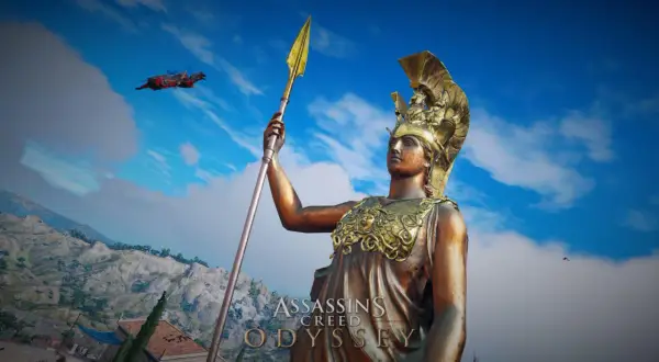Atena Partenos, potężna bogini wojny i mądrości, wznosi swoją włócznię ku niebu. W tle widać górzysty krajobraz i logo gry Assassin's Creed Odyssey.