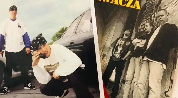 Chłopaki w bandanach pozują przy samochodzie i na tle graffiti. Jeden z nich trzyma telefon, jakby nagrywał diss.