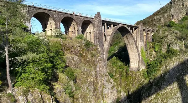 El mirador de Gundian ofrece vistas espectaculares de este imponente viaducto de piedra, cruzando un profundo cañón verde.