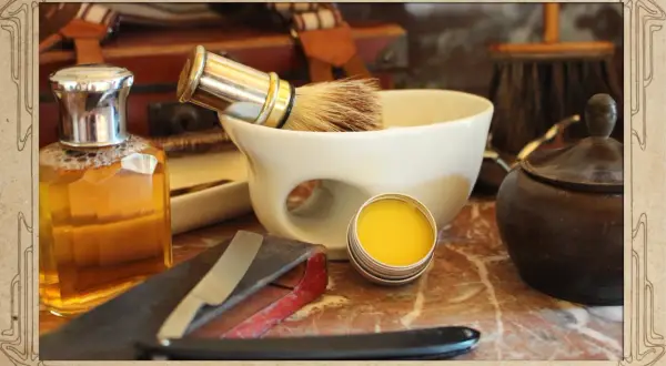 Alles für die Bartpflege: Rasierpinsel, Schale, Öl und eine kleine Dose, die perfekt zum pomade selber machen ist.