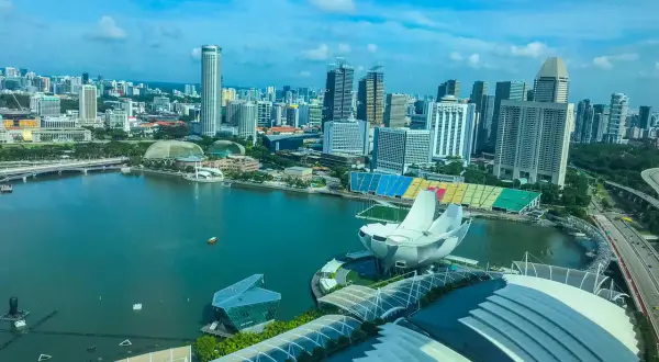 Widok na Marina Bay w Singapurze z futurystyczną architekturą i wodą.