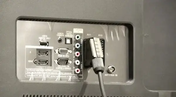 Jakim kablem podłączyć dekoder do telewizora, aby uniknąć problemów?