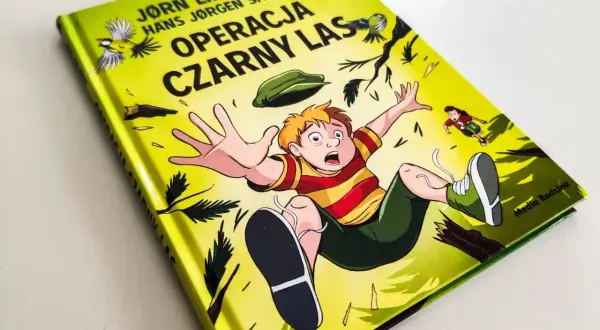 Okładka książki "Operacja Czarny Las" z przerażonym chłopcem spadającym z drzewa.