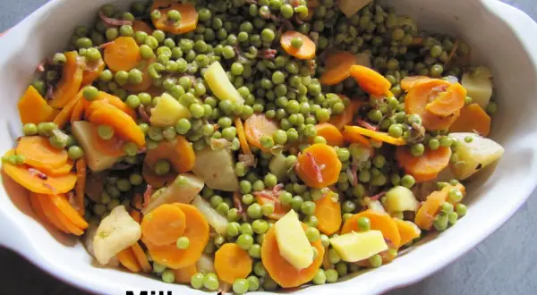 Jardinière de légumes colorée, avec des petits pois, des rondelles de carottes et des morceaux de pommes de terre, prête à être dégustée.
