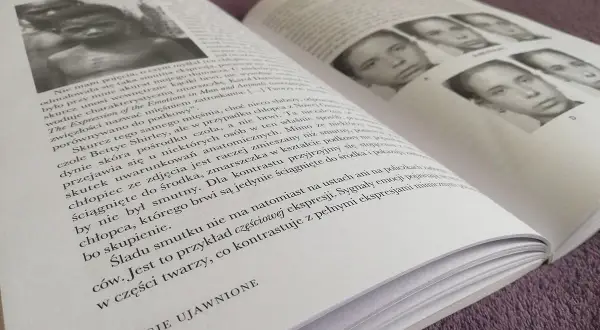 Paul Ekman: Emocje ujawnione. Książka z analizą wyrazów twarzy, porównująca zdjęcia dzieci i dorosłych, badająca subtelne sygnały emocji.