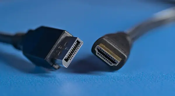 Złącza DisplayPort vs HDMI. Dwa kable, jeden z wtyczką DisplayPort, drugi z HDMI, gotowe do połączenia.