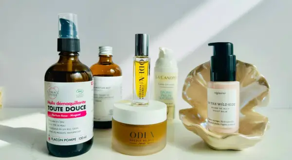 Une sélection de produits pour l'hydratation visage : huile démaquillante, brume, baume de nuit et masque.
