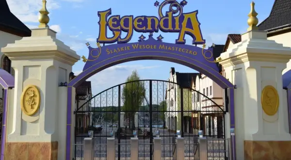 Brama wejściowa do Legendii, Śląskiego Wesołego Miasteczka w Chorzowie, z napisem i bramkami biletowymi.