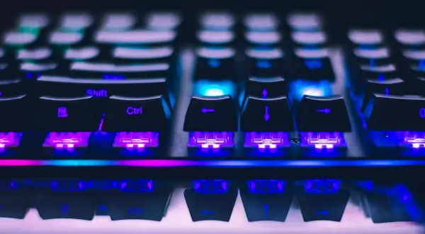 Klawiatura z fioletowym podświetleniem. Strzałki i klawisze Shift, Ctrl świecą. Komputer nie chce się włączyć, mimo że klawisze wyglądają na gotowe do akcji.