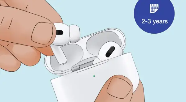 Dłoń wkłada słuchawkę AirPods do etui. Wskazówka: jak zresetować AirPods po 2-3 latach użytkowania.