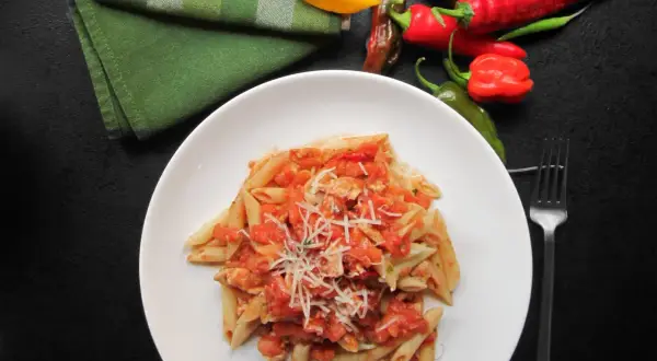Penne arrabiata z kurczakiem – prosty przepis na pyszne danie