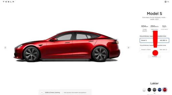 Czerwona Tesla Model S na białym tle, z widocznymi danymi technicznymi i ceną.