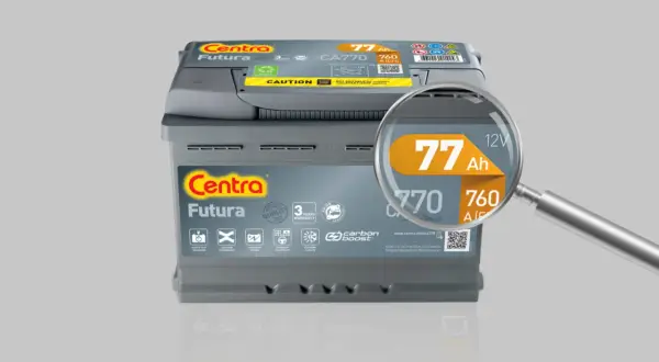 Akumulator Centra Futura 77 Ah. Powiększenie pokazuje, jak zmierzyć pojemność akumulatora, wskazując 77 Ah.