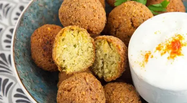 Falafel kebab: Wegetariański hit! Co to, skład i domowy przepis
