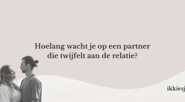 Een stel kijkt elkaar aan, de tekst vraagt: "Hoelang wacht je op een partner die twijfelt aan de relatie?".